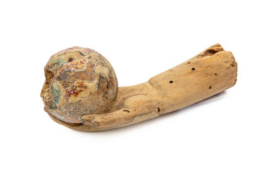 Ruka s guľou (jablkom) pravdepodobne z postavy Ježiška