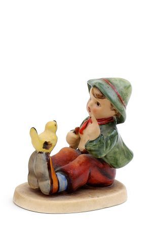 Keramická figúrka – Sediaci chlapček s píšťalkou a vtáčikmi