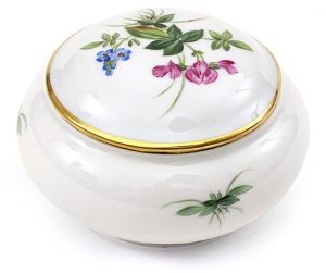 Porcelánová okrúhla dóza s ručne maľovaným motívom kvetov