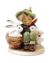 Keramická figúrka – Chlapec s košíkom a zajačikmi