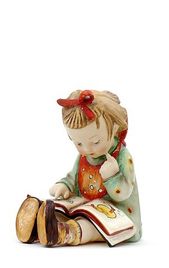 Keramická figúrka – Dievčatko s obrázkovou knihou