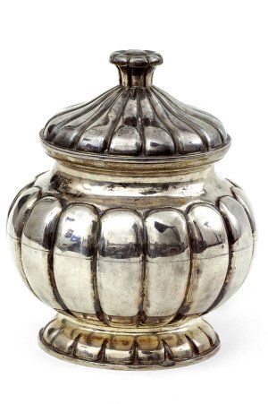 Strieborná cukornicka v neobarokovom štýle