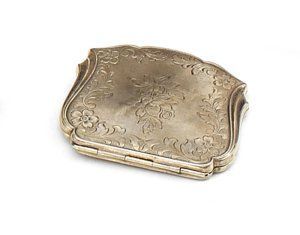 Strieborná pudrenka s gravírovaným kvetinovým motívom