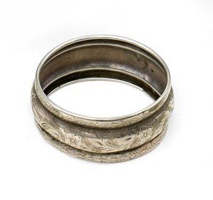 Strieborný náramok s gravírovaným kvetinovým motívom