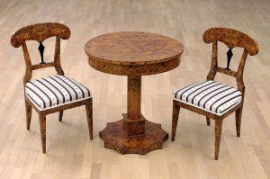 Stôl v štýle biedermeier s dvomi stolickami