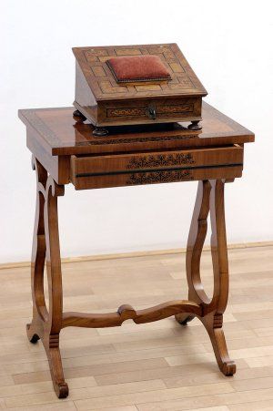 Stolík so skrinkou na šicie potreby