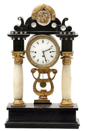 Krbové hodiny s alabastrovými stlpmi s hracím strojcekom