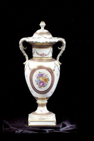 Porcelánová váza s vekom