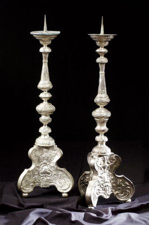 Pár oltárnych svietnikov