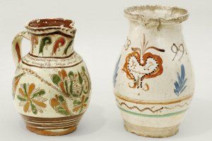 Džbán s kvetinovým dekorom, v strede srdce