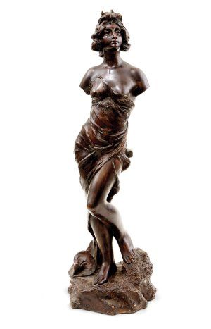 Secesná socha mladej ženy