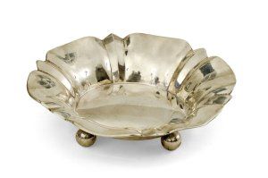 Strieborná misa v tvare kvetu na štyroch nožičkách