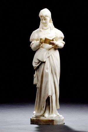 Socha mladej ženy s knihou v ruke