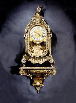 Nástenné hodiny s konzolou v štýle boulle