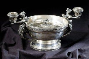 Odparovacia nádoba na vonné látky v empírovom štýle