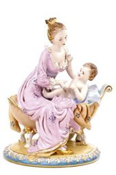 Porcelánová soška matky s dieťaťom v postieľke