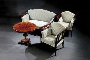 Okrúhly biedermeier stôl