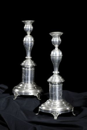 Pár strieborných svietnikov