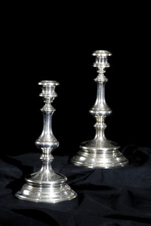 Pár strieborných svietnikov