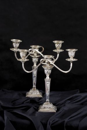 Pár strieborných trojramenných svietnikov
