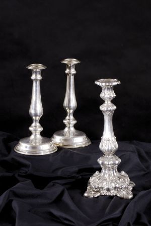 Pár strieborných jednoramenných svietnikov v barokovom štýle