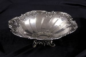 Okrúhla strieborná miska