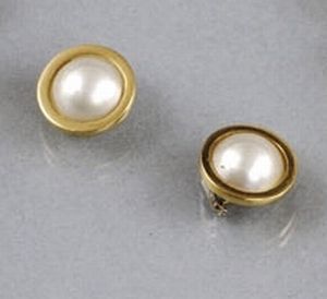 Pár perlových naušníc