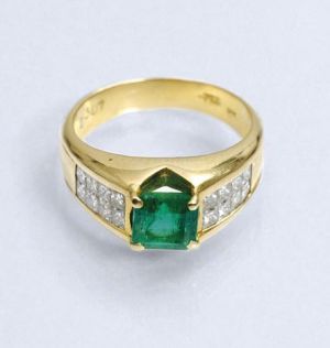 Zlatý prsteň so smaragdom