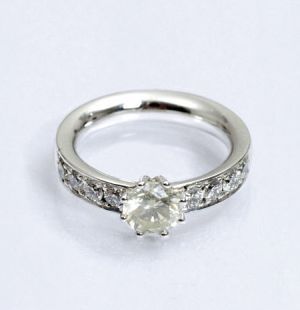 Prsteň s briliantom