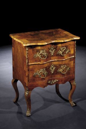 Malá dvojzásuvková komoda v rokokovom štýle