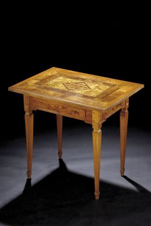 Klasicistický kartársky stolík