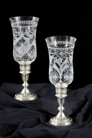 Pár svietnikov so skleneným tienidlom