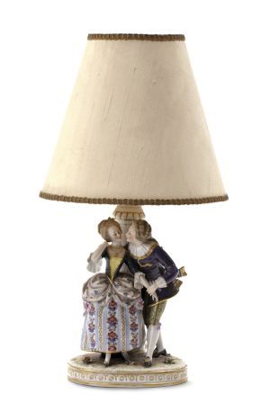 Lampa s galantnou scénou