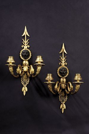 Pár dvojramenných aplík v klasicistickom štýle