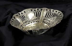 Strieborný košík na cukrovinky v barokovom štýle