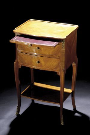 Dvojzásuvková komodka v rokokovom štýle