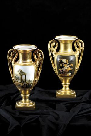Pár amforových váz v empírovom štýle