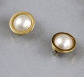Pár perlových naušníc