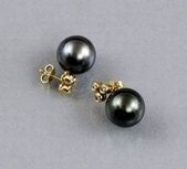 Pár perlových naušníc