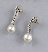 Pár perlových náušníc