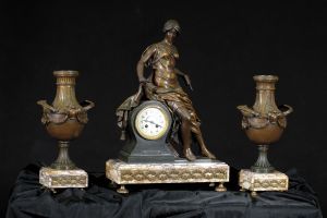 Krbové hodiny s dvoma vázami