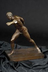 Bronzová socha atléta