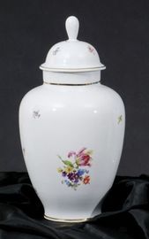 Porcelánová váza s vekom