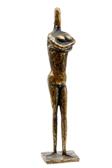 Stojaca žena so založenými rukami