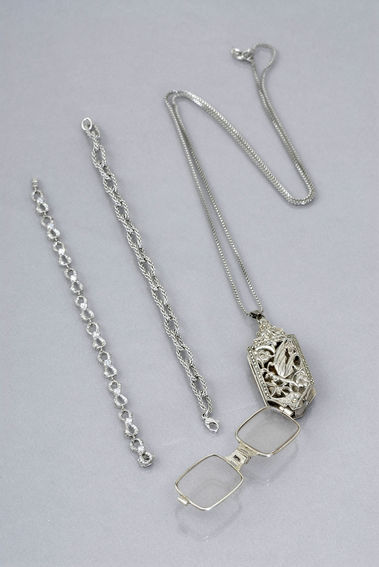 STRIEBORNÁ RETIAZKA S PRÍVESKOM (LONGJOO)