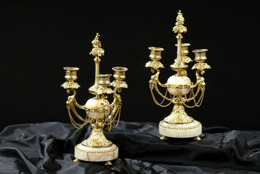 PÁR TROJRAMENNÝCH SVIETNIKOV