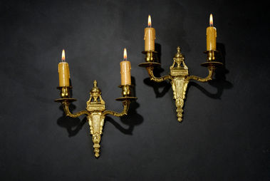 PÁR BRONZOVÝCH NÁSTENNÝCH APLÍK