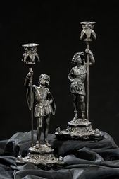 PÁR SVIETNIKOV S FIGURÁLNYM MOTÍVOM