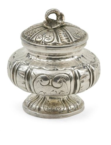 MALÁ OKRÚHLA NEOBAROKOVÁ CUKORNIČKA