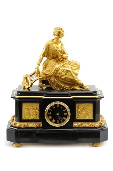 Kozubové hodiny figurálnym nadstavcom múzy